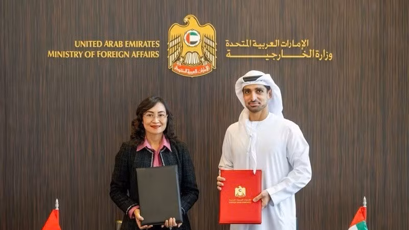 Vietnamese Deputy Minister of Industry and Trade Phan Thi Thang and UAE Assistant Foreign Minister for Advanced Science and Technology agreed to adopt and sign the minutes of the meeting. (Photo: the Embassy of Viet Nam in the UAE)