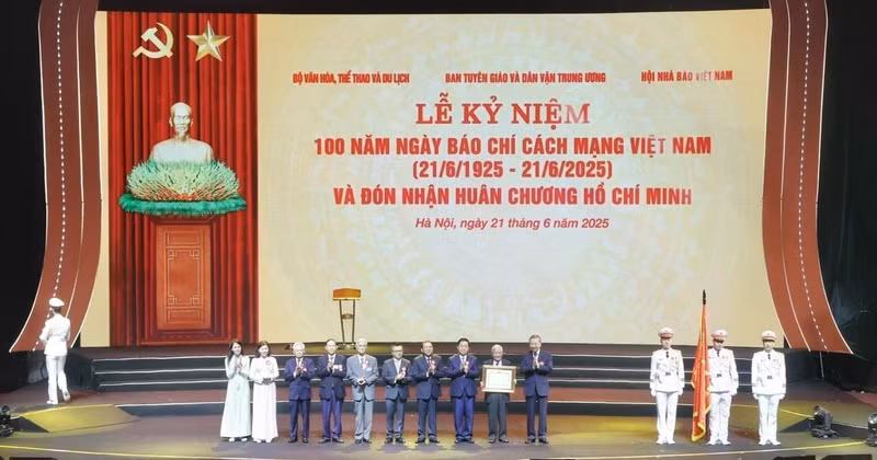 On behalf of Party and State leaders, Party General Secretary To Lam (R) awards a Ho Chi Minh Order to the Vietnamese revolutionary press for its great contributions to the revolutionary cause of the Party and the nation. (Photo: VNA) 