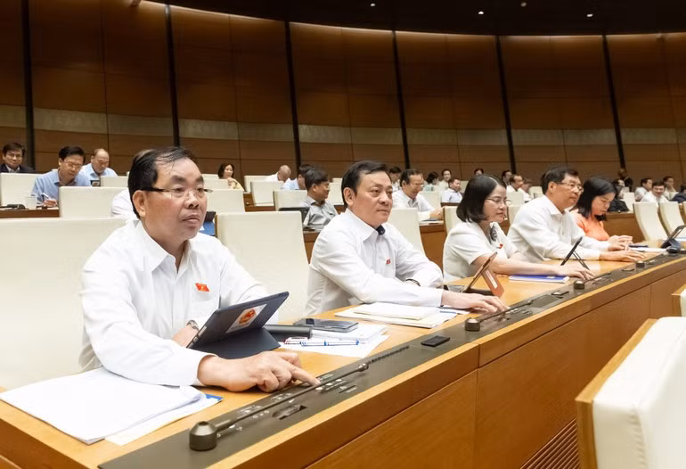 NA deputies vote to pass a National Assembly resolution on amending and supplementing a number of articles of the 2013 Constitution. (Photo: DANG ANH)