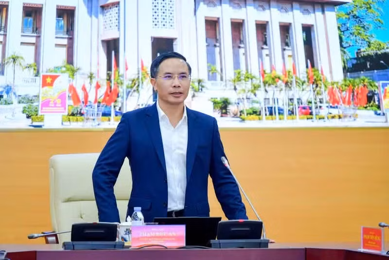 Governor of the State Bank of Viet Nam (SBV) Pham Duc An speaks at the meeting between the central bank and 46 commercial banks in Ha Noi on October 19. (Photo: vietnamplus)