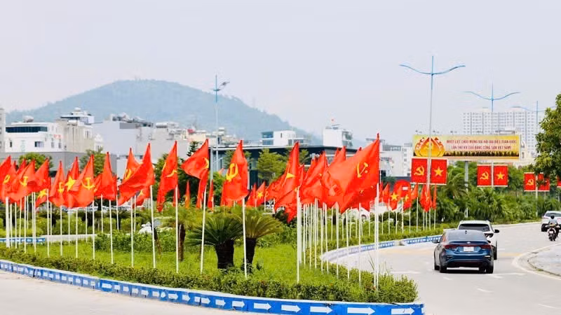 Quang Ninh is adorned with flags and flowers to celebrate its new city status. (Photo: QUANG THO)