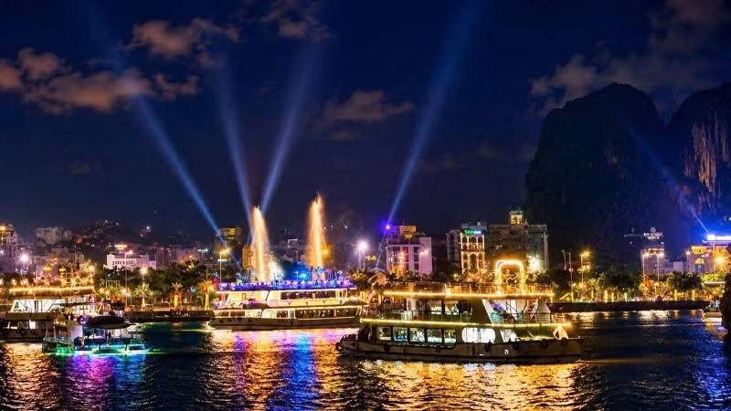 A cruise ship light show on Ha Long Bay. (Photo: QUANG THO)
