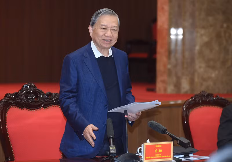 Party General Secretary To Lam delivers remarks at the working session.