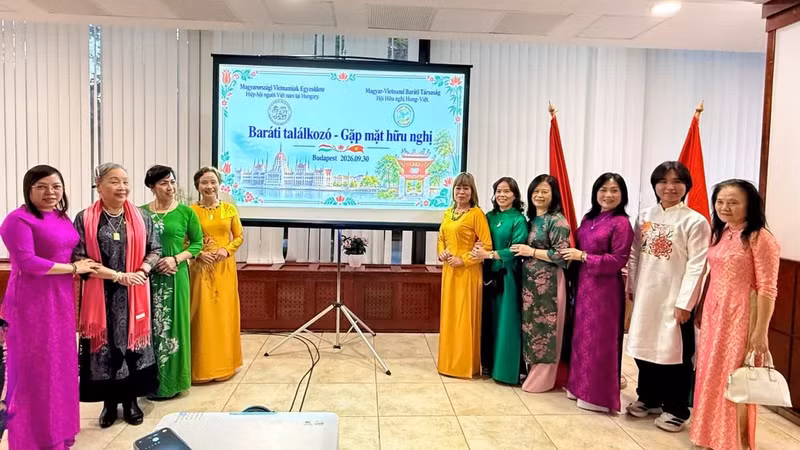 Representatives of the Hungary-Viet Nam Friendship Association and the Vietnamese Association in Hungary pose for a group photo. (Photo courtesy of Vietnamese Embassy in Hungary)
