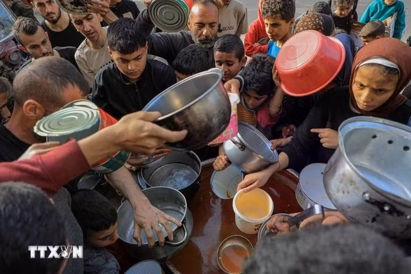 Residents wait for food aid in Rafah, southern Gaza Strip, on March 30, 2024. (Photo: Xinhua/VNA)
