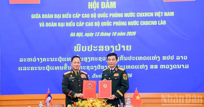 General Phan Van Giang and General Khamliang Outhakaysone sign the Viet Nam–Laos defence cooperation plan for 2027. (Photo: THE DAI)