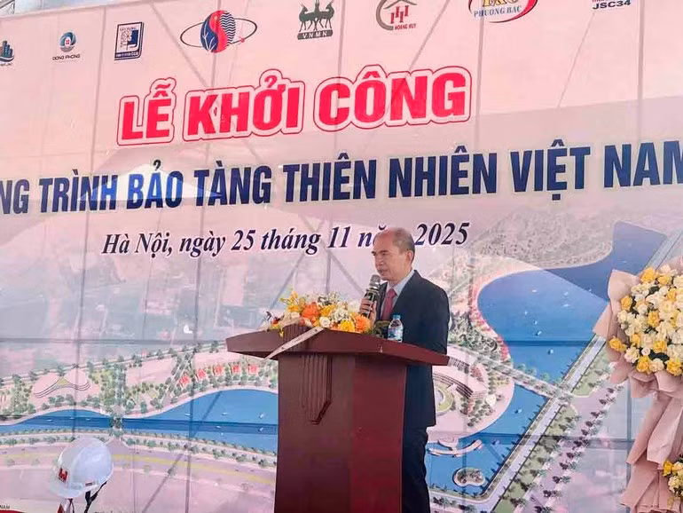 Professor Dr Tran Tuan Anh delivers remarks at the ceremony. (Photo: Hieu Giang)
