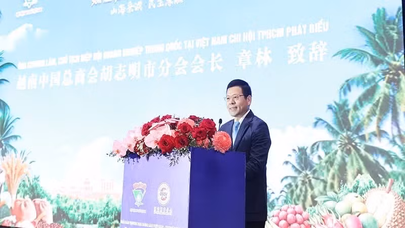 Zhang Lin, Chairman of the Ho Chi Minh City Chapter of the China Business Association in Viet Nam, speaks at the forum.