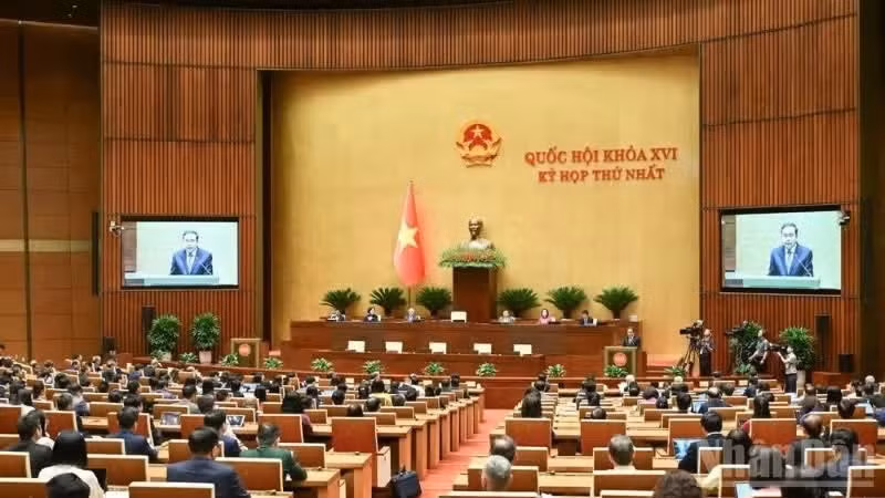 An overview of the closing session of the first session of the 16th National Assembly. (Photo: Duy Linh)