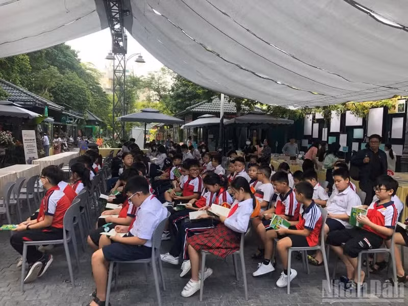 Students take part in an exchange programme between authors and readers at Ha Noi Book Street.