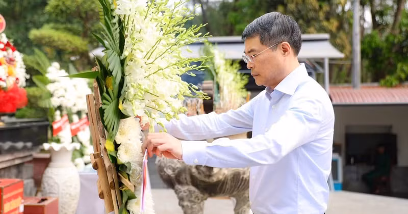 The Prime Minister laid a wreath at the gravesite dedicated to the 10 heroic young female volunteers at Dong Loc T-Junction.