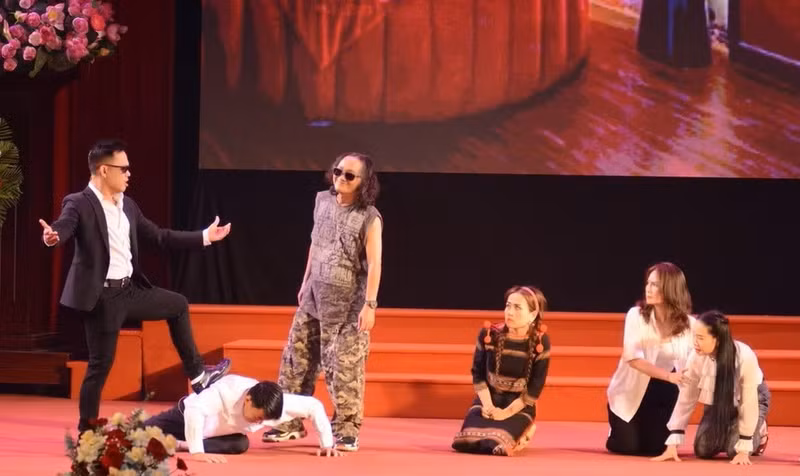A short skit promoting the prevention and combating of human trafficking in Hue City. (Photo: VNA)
