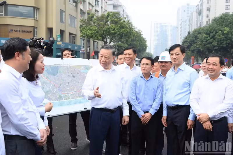 General Secretary and President To Lam inspects the construction of Ring Road 2.5, which runs through Cau Giay ward of Ha Noi, on October 10, 2026. (Photo: NDO)