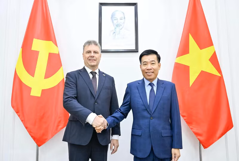 Member of the Communist Party of Viet Nam Central Committee and Deputy Foreign Minister Nguyen Manh Cuong (R) meets with Roman Roun, Chairman of the Communist Party of Bohemia and Moravia (KSCM) in Ha Noi on August 18. (Source: Baoquocte.vn)