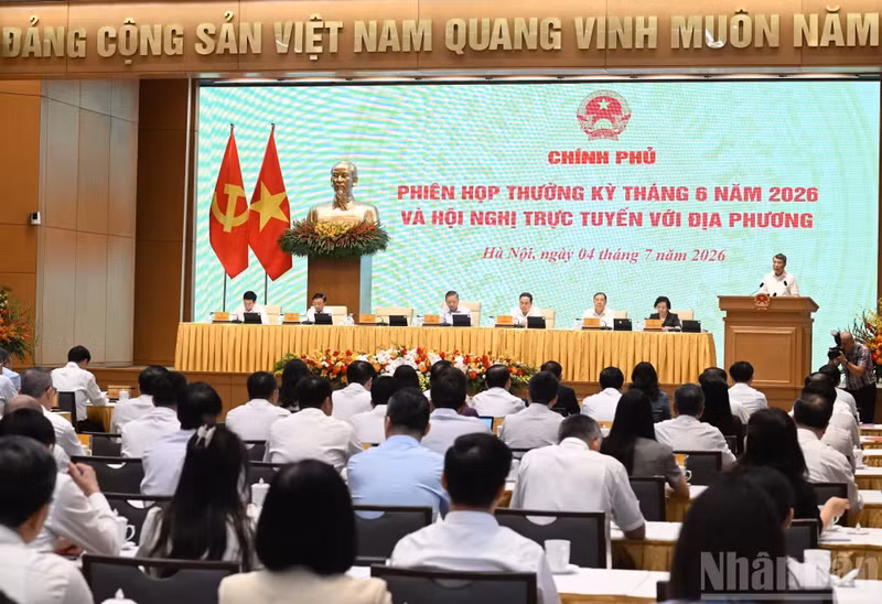 Prime Minister Le Minh Hung speaks at the Government's regular meeting for June and a nationwide teleconference with local authorities on July 4, 2026. (Photo: NDO)