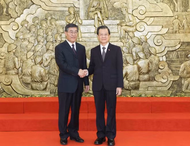 Member of the Central Committee of the Communist Party of Viet Nam (CPV) and Deputy Head of the CPV Central Committee's Commission for Internal Affairs Le Hong Quang (R) and deputy secretary-general of the Communist Party of China (CPC) Central Committee's Commission for Political and Legal Affairs Wang Yixing. (Photo: VNA)
