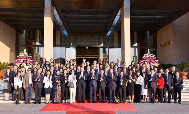 National Assembly Chairman Tran Thanh Man and the delegates from the European–ASEAN Business Council (EU-ABC) and the European Chamber of Commerce in Viet Nam (EuroCham). (Photo: VNA)