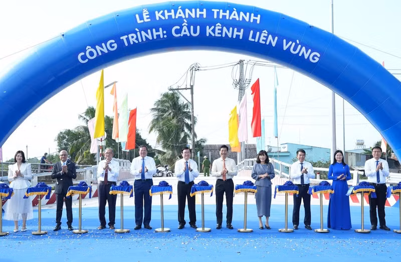 Duc Hoa Commune in Tay Ninh inaugurates and puts into operation an inter-regional canal bridge.