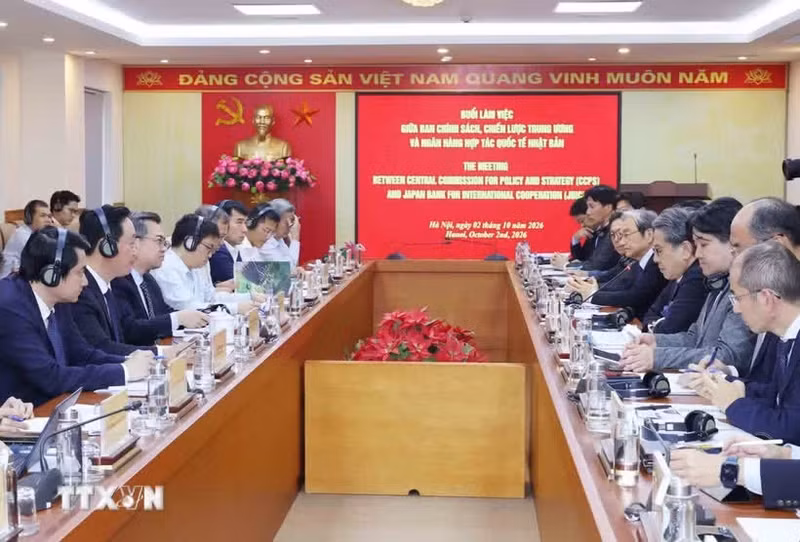 An overview of the meeting between Secretary of the Communist Party of Viet Nam Central Committee and head of its Commission for Policy and Strategy Nguyen Thanh Nghi Maeda Tadashi, Managing Director and Chairman of the Board of Directors of JBIC and a delegation of Japanese businesses (Photo: VNA) 