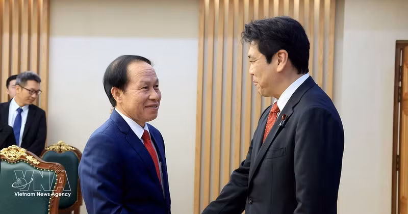 Deputy Prime Minister Le Tien Chau (L) receives Japanese Minister of Education, Culture, Sports, Science and Technology Matsumoto Yohei in Ha Noi on September 7. (Photo: VNA) 
