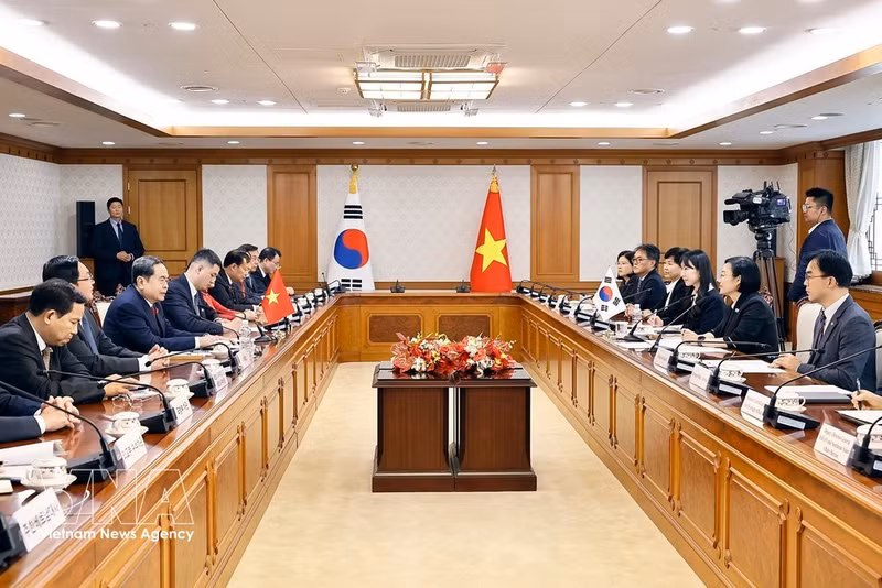 The meeting between NA President Tran Thanh Man and Korean Prime Minister Han Seong Sook in Seoul on September 7 (Photo: VNA)