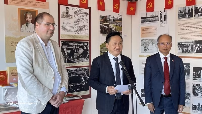 Vincent Boulet (first, left), French Communist Party (PCF)’s foreign affairs head, attends the opening of Nhan Dan (People) newspaper's display at an event in September 2024. (Photo: VNA) 