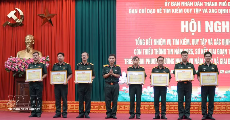 Certificates of merit are presented to collectives and individuals for their outstanding achievements in the search, recovery and identification of martyrs’ remains at the conference held on October 27, 2026. (Photo: VNA)
