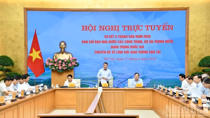 Prime Minister Le Minh Hung chairs the meeting reviewing the implementation of major transport projects during the first six months of 2026 on June 27, 2026. (Photo: NDO) 
