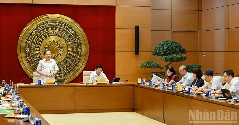 NA Chairman Tran Thanh Man chairs the working session with the Standing Committee of the NA Committee for Science, Technology and Environment.