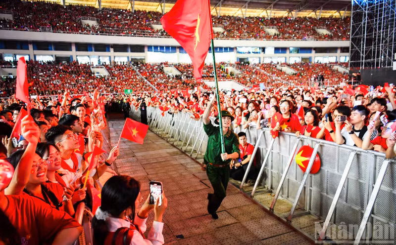 Each time the national flag passed by, the crowd proudly chanted “Viet Nam!”