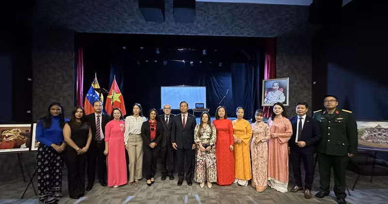 Scholars, researchers, and officials from the Vietnamese Embassy in Venezuela pose for a group photo at the commemorative ceremony. (Photo: Vietnamese Embassy in Venezuela)