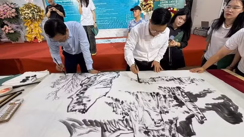 The distinctive brush-and-ink techniques of traditional Chinese painting. (Photo: Organising Committee)