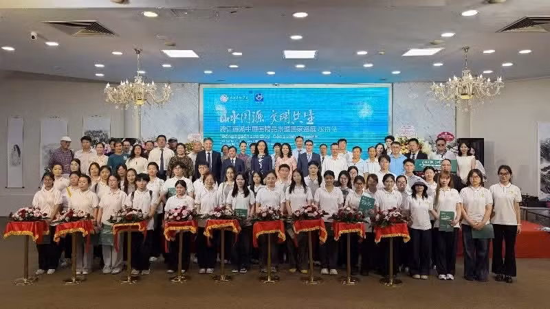 Viet Nam–China cultural and artistic exchange at the exhibition. (Photo: Organising Committee)