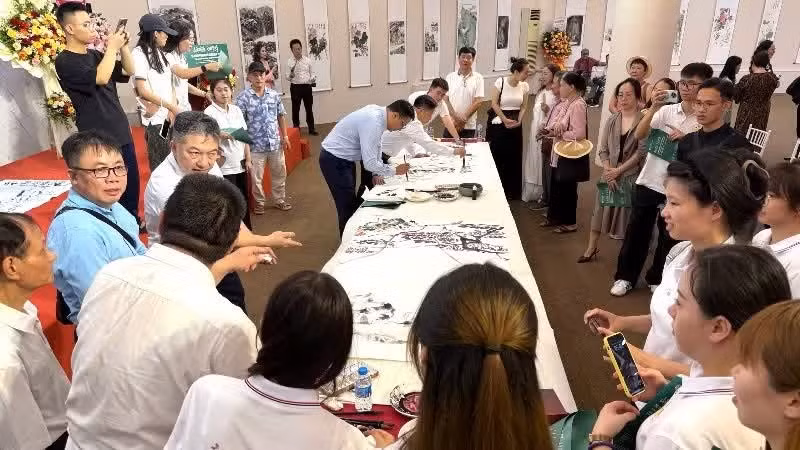 Visitors admire the artworks on display. (Photo: Organising Committee)