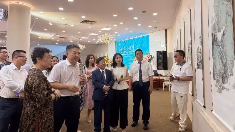 Delegates tour the exhibition. (Photo: Organising Committee)