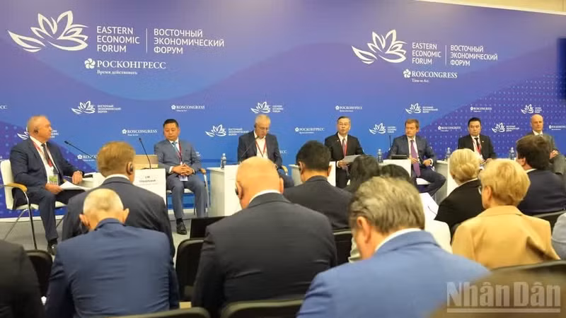Finance Minister Ngo Van Tuan (second, from left) at the Russia-ASEAN Business Dialogue held on September 2 as part of the 11th Eastern Economic Forum in Vladivostok, Russia. (Photo: NDO)