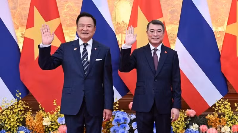 Prime Minister Le Minh Hung (R) and his Thai counterpart Anutin Charnvirakul (Photo: NDO)
