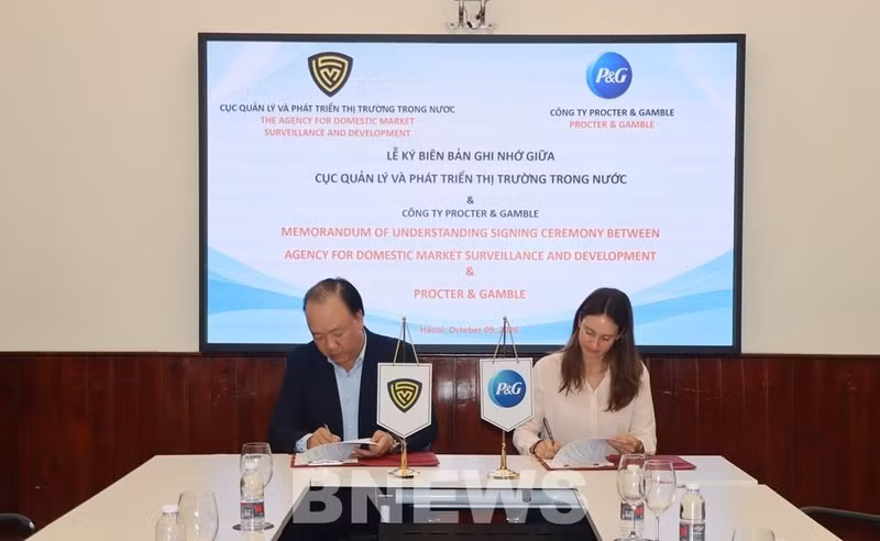 The MoU signing ceremony between the gency for Domestic Market Surveillance and Development and Procter & Gamble (P&G). (Photo: Ministry of Industry and Trade)