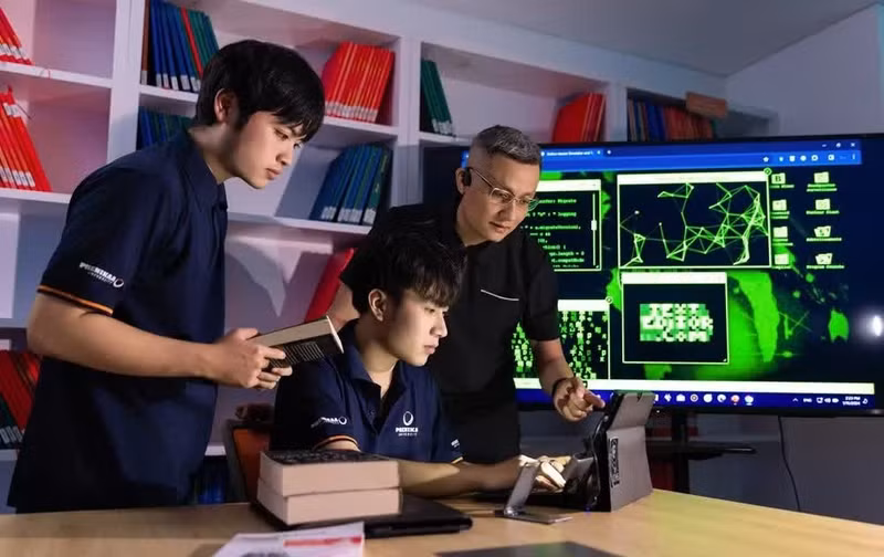 Students at Phenikaa University receive hands-on training in responding to cyberattacks during a practical cybersecurity exercise. (Photo: Ngoc Thom)