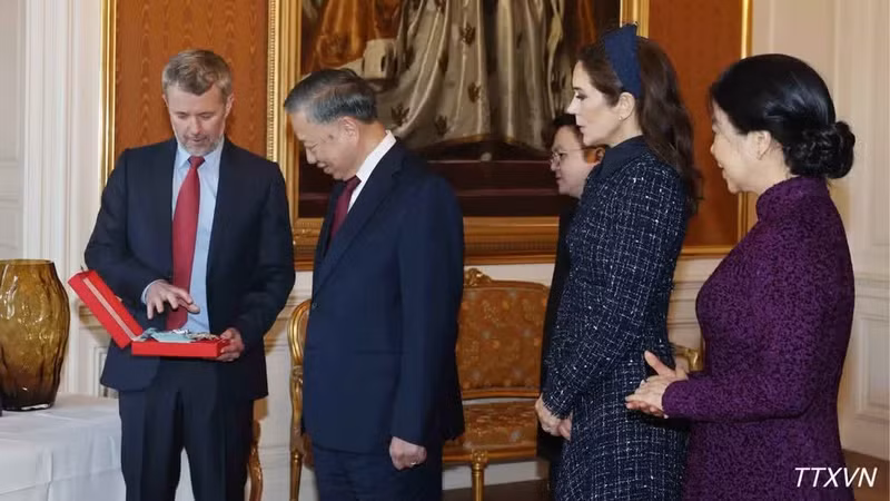 King Frederik X (L) presents the Order of the Elephant to General Secretary of the Communist Party of Viet Nam Central Committee and President To Lam (second from left). (Photo: VNA)