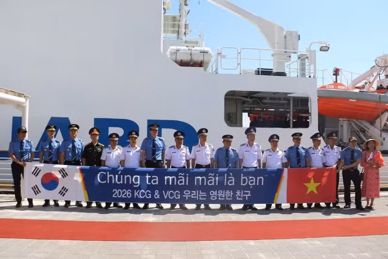 Delegates from the Viet Nam Coast Guard and the Korea Coast Guard pose for a commemorative photo. (Photo: VNA)