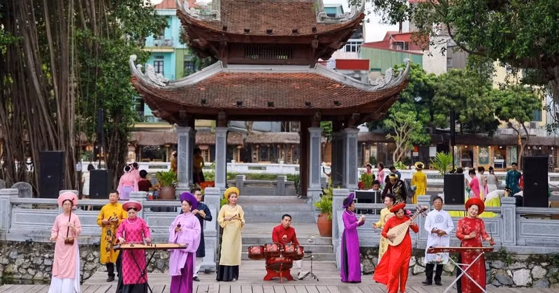 The Huong Sac Viet Art Troupe performs for the public at Van Lake within the Temple of Literature–Imperial Academy Special National Relic Site. (Photo: GIANG NAM)