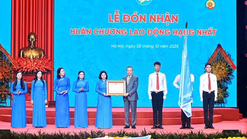 Party General Secretary To Lam presents President Ho Chi Minh statue to the VWU (Photo: NDO)