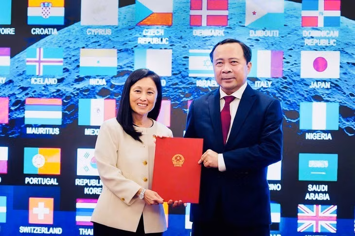 Minister of Science and Technology Vu Hai Quan (R) receives the Artemis Accords from US Ambassador to Viet Nam Jennifer Wicks (Photo: Ministry of Science and Technology) 