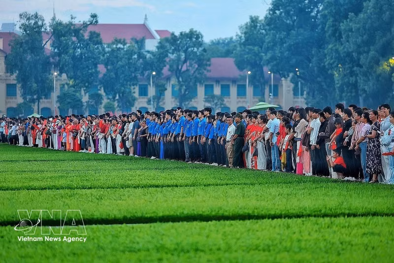 People gather early for the ceremony. (Photo: VNA)