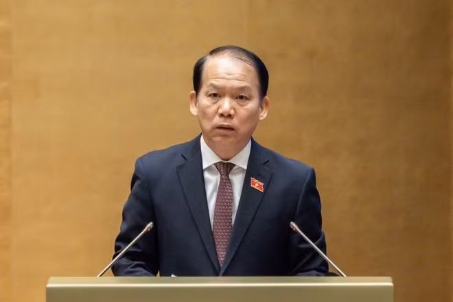 Chairman of the NA’s Committee for Legal and Judicial Affairs Hoang Thanh Tung presents the verification report on the draft amended Law on Public Employees at the 15th National Assembly's 10th session on October 22, 2025. Photo: VNA