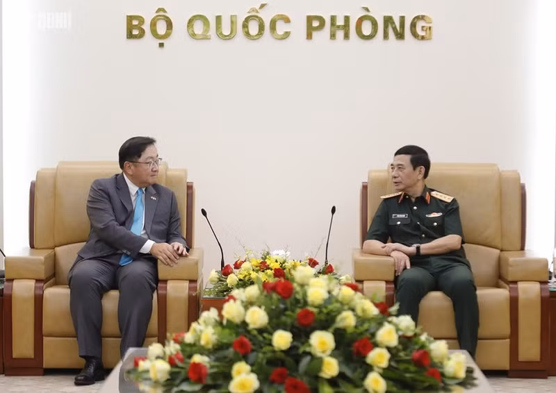Vietnamese Deputy Prime Minister and Minister of National Defence General Phan Van Giang (right) receives Malaysian Ambassador Dato' Tan Yang Thai. (Photo: qdnd.vn)