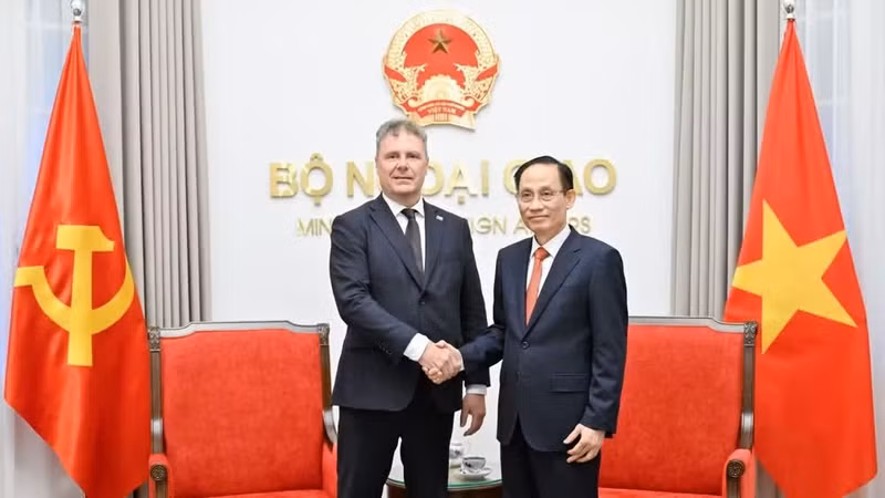 Politburo member and Minister of Foreign Affairs Le Hoai Trung (R) receives visiting Chairman of the Communist Party of Bohemia and Moravia (KSCM) Roman Roun in Ha Noi on August 18 (Photo: Ministry of Foreign Affairs)