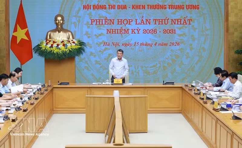 Prime Minister Le Minh Hung, Chairman of the Central Council for Emulation and Commendation, presides over the first meeting of the council in the 2026-2031 term. (Photo: VNA)