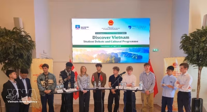 Danish and Vietnamese students debate Viet Nam’s green growth future. (Photo: VNA)